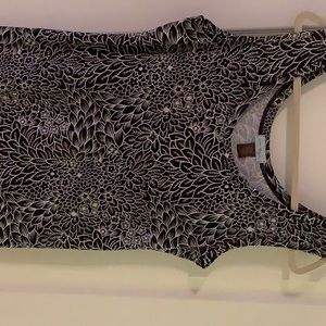 Clear Sky sleeveless top, size XL. Black and white